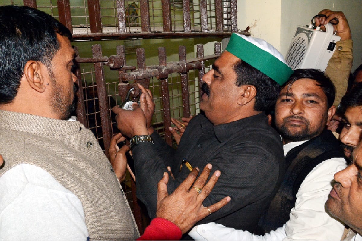 Muzaffarnagar, Farmers ruckus in collectorate and Made two GM hostage