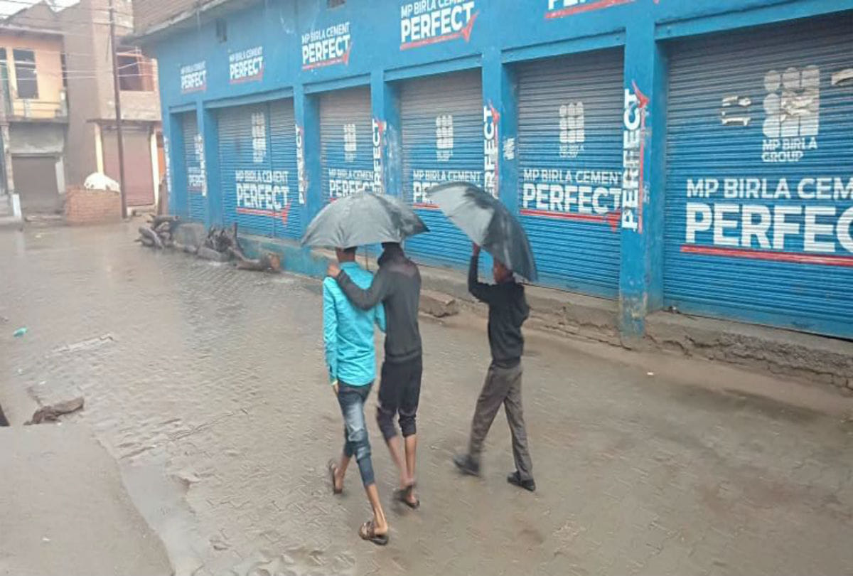weather change hail falls with rain in Agra zone