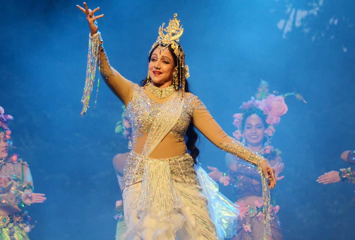 madhuri dixit to Hema Malini These Actress Play Romantic Role With Bollywood Father And Son