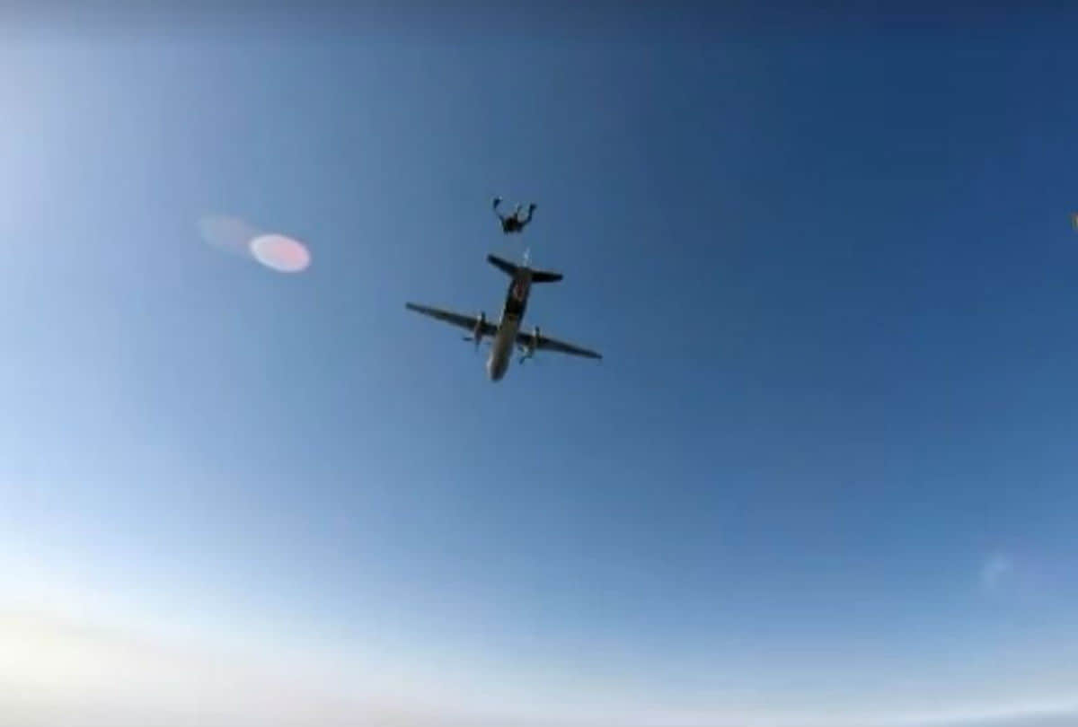 republic day indian air force sky divers hoisted tricolor in height of 8000 feet in agra