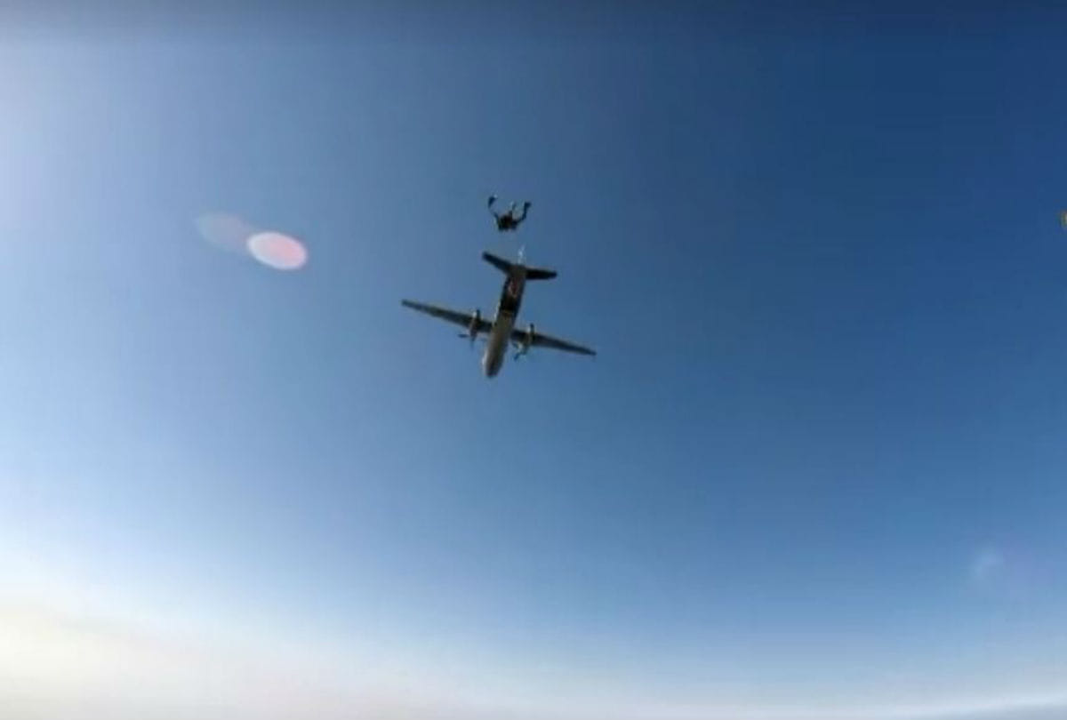 republic day indian air force sky divers hoisted tricolor in height of 8000 feet in agra