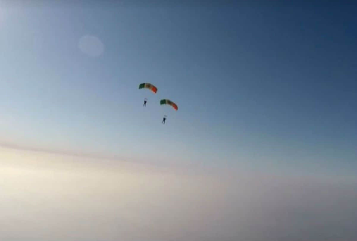 republic day indian air force sky divers hoisted tricolor in height of 8000 feet in agra