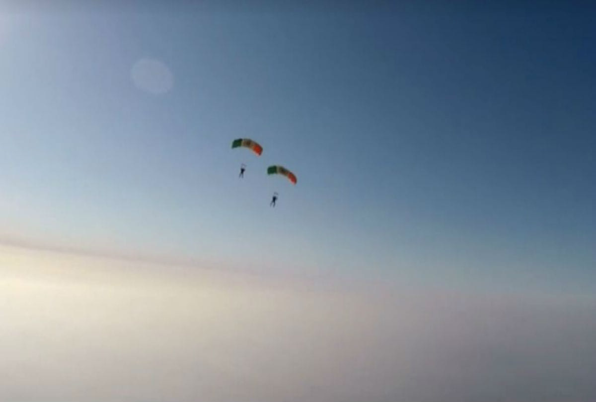 republic day indian air force sky divers hoisted tricolor in height of 8000 feet in agra