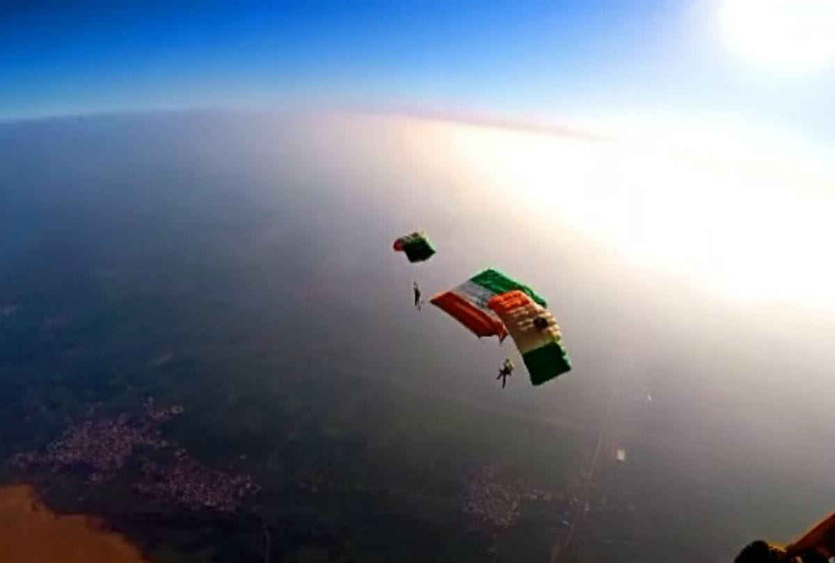 republic day indian air force sky divers hoisted tricolor in height of 8000 feet in agra