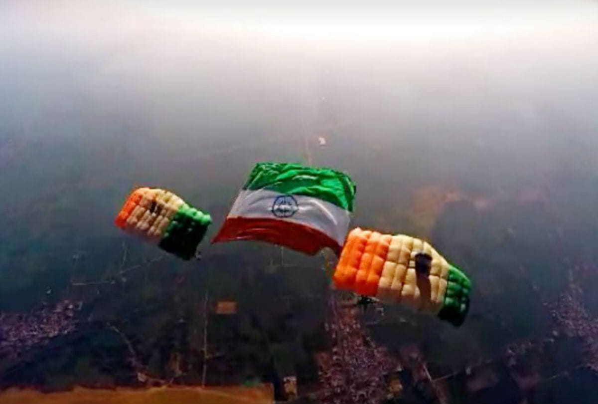 republic day indian air force sky divers hoisted tricolor in height of 8000 feet in agra