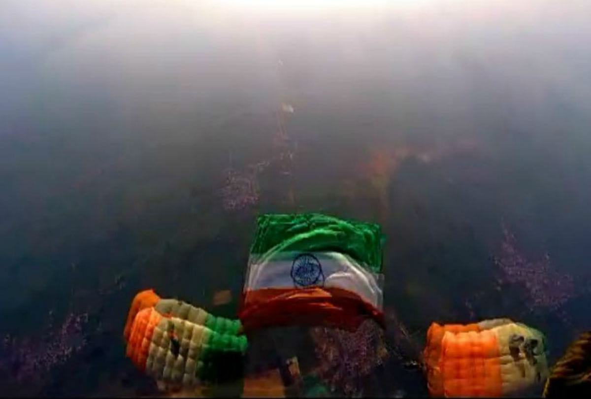 indian air force sky divers jump from 12,000 feet and salute the martyrs of Kargil War
