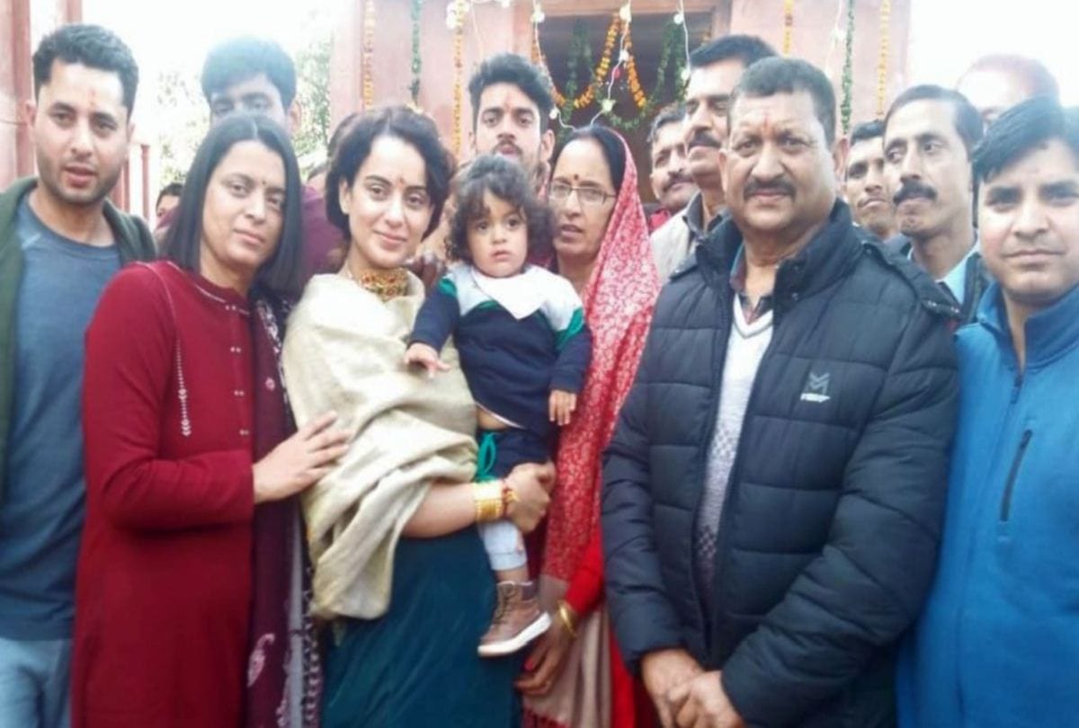 Bollywood queen Kangana Ranaut seen Manikarnika film in Mumbai with family