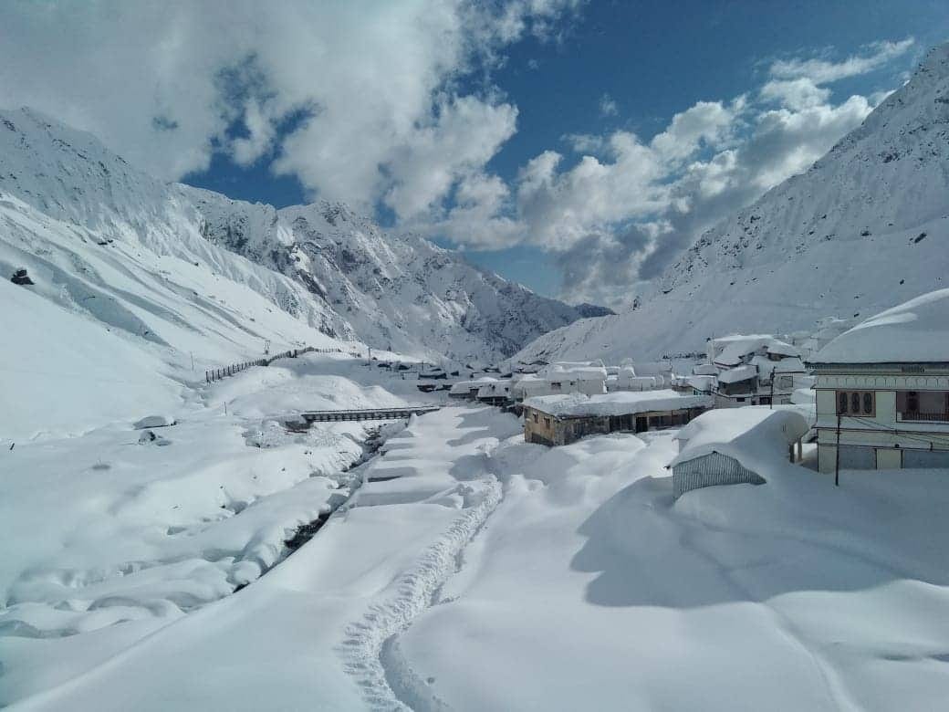 heavy snowfall in kedarnath temperature is minus fifteen