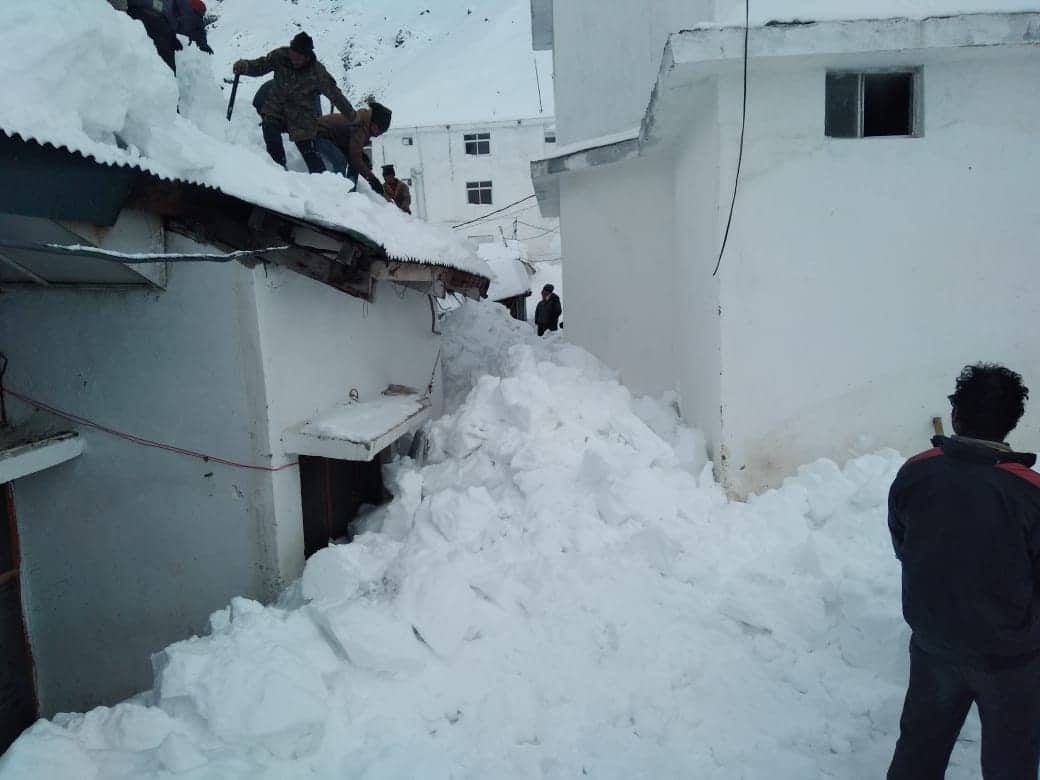 jammu srinagar national highway closed sixth day, snowfall and rainfall in jammu kashmir