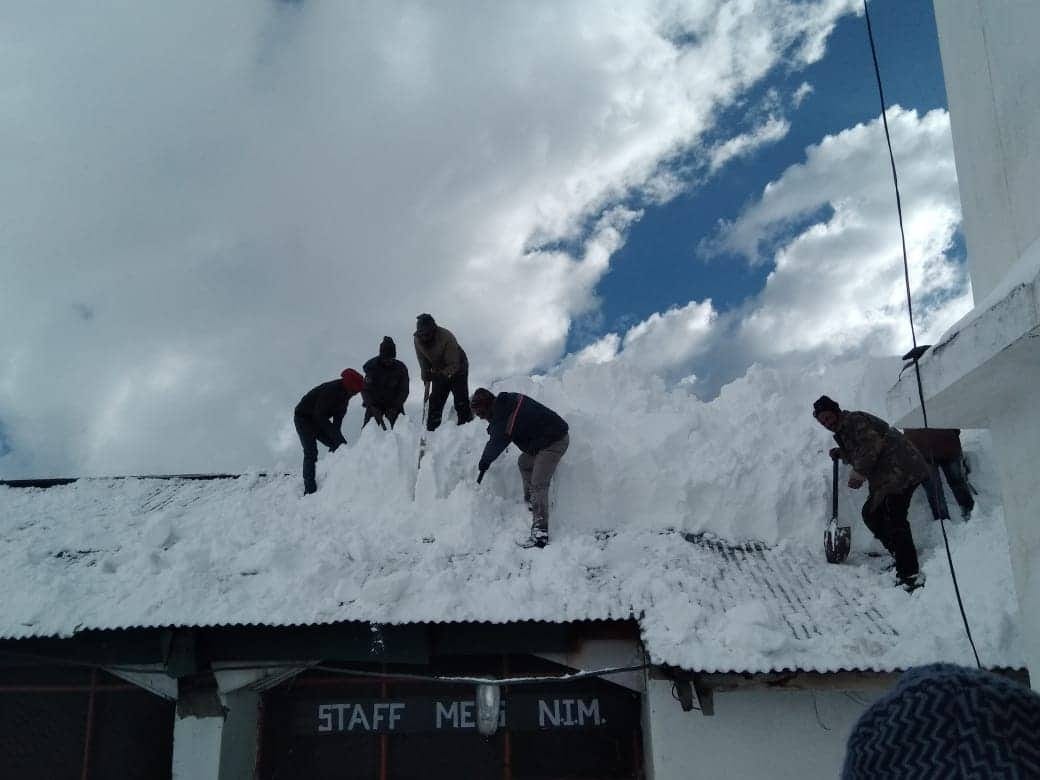 heavy snowfall in kedarnath temperature is minus fifteen