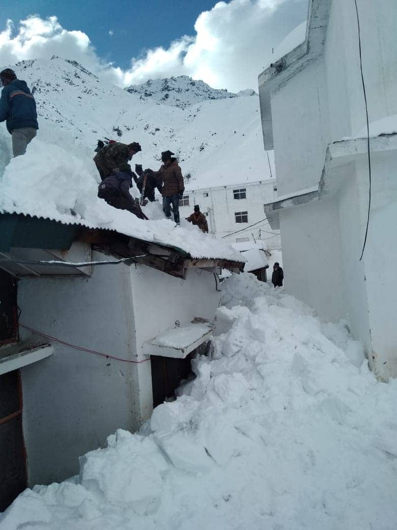 heavy snowfall in kedarnath temperature is minus fifteen