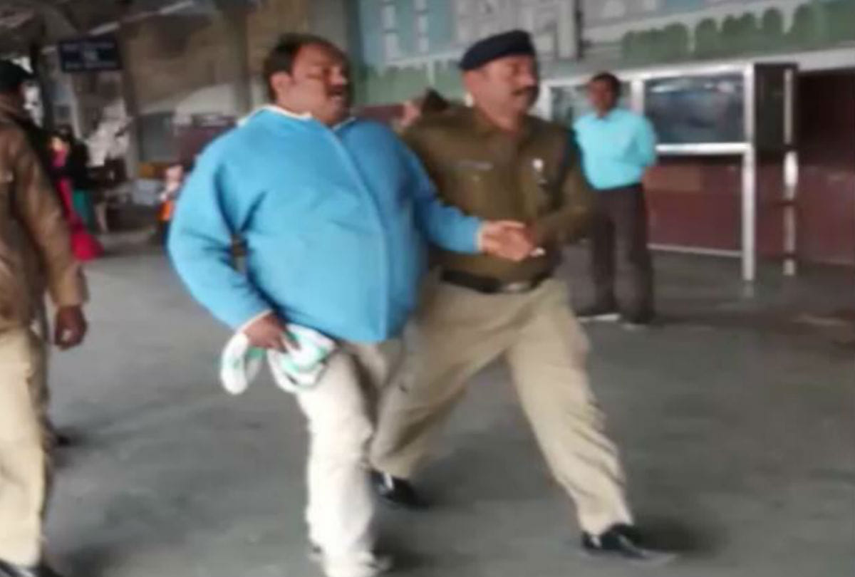 police caught thief during mock drill at agra cantt station
