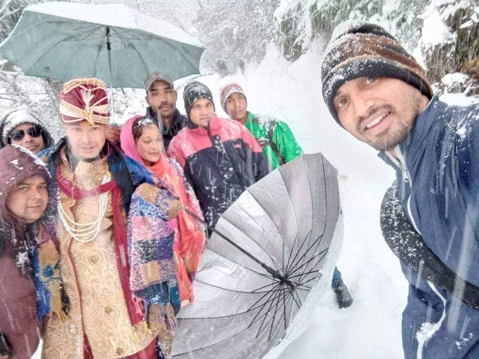 groom walk in heavy snowfall for bring bride in uttarakhand