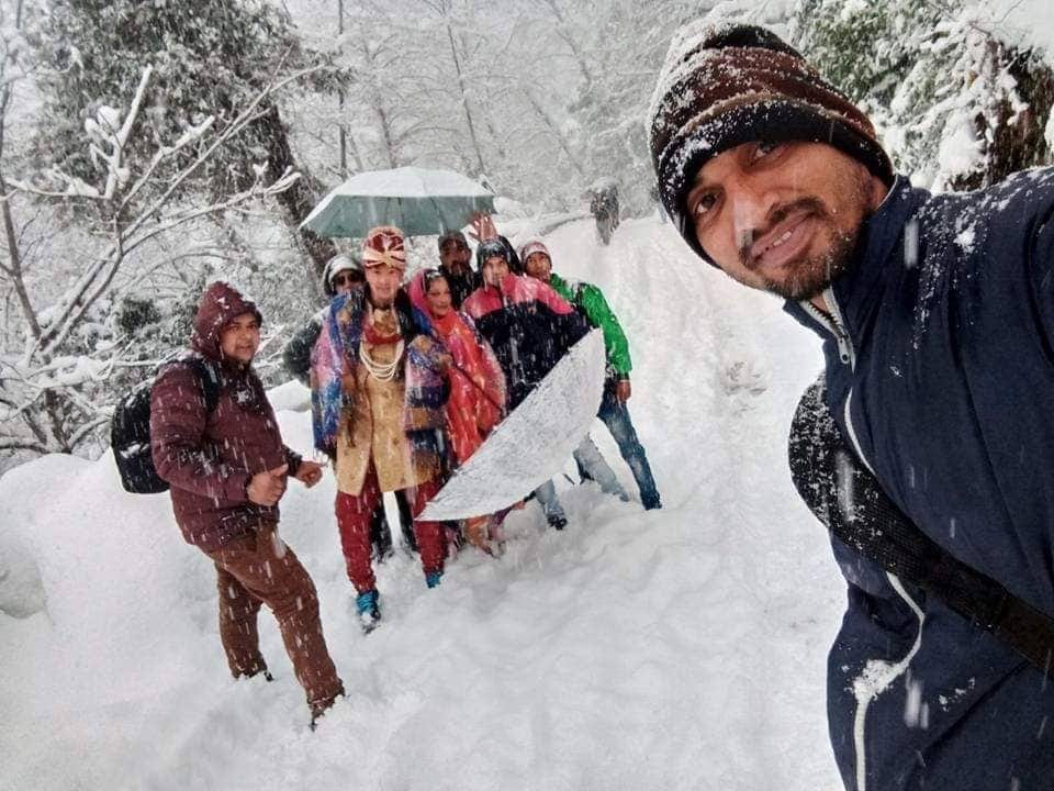 groom walk in heavy snowfall for bring bride in uttarakhand