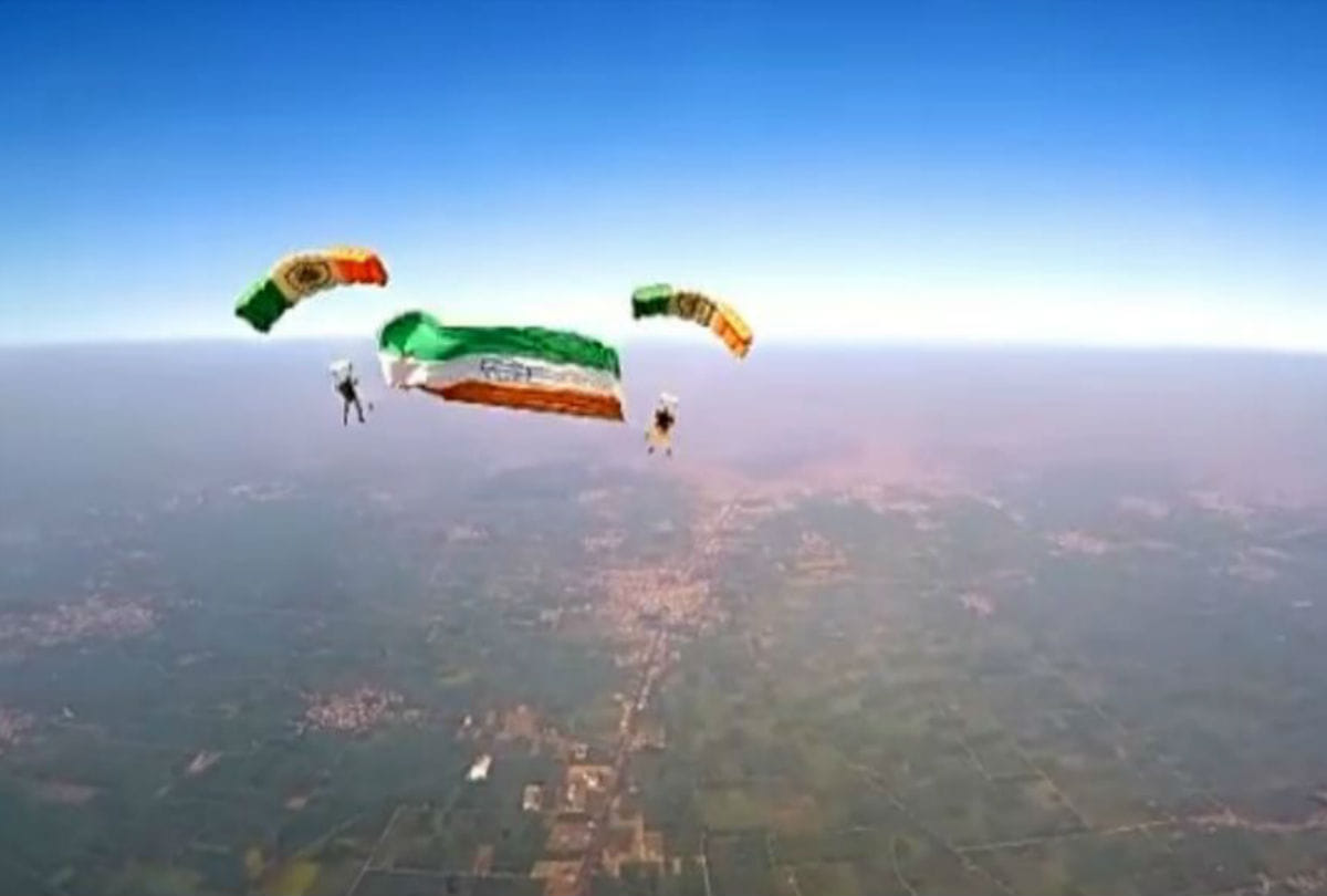 republic day indian air force sky divers hoisted tricolor in height of 8000 feet in agra