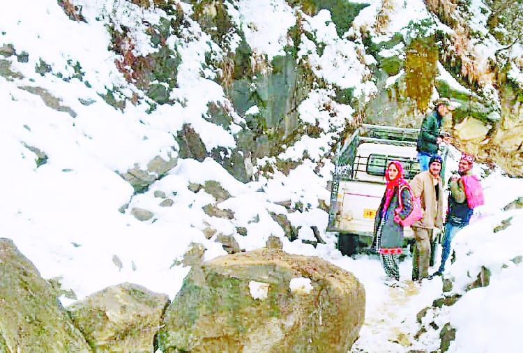 कुल्लू से कटा मनाली का संपर्क, दस बसें फंसीं; एनएच समेत 65 सड़कें बंद, 300 पेयजल स्कीमें जाम