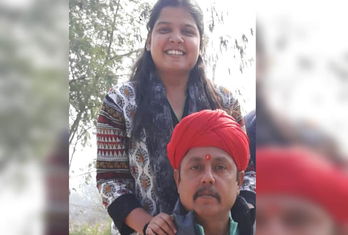 National Girls Day Selfie With Daughter At Workplace In pratapgarh