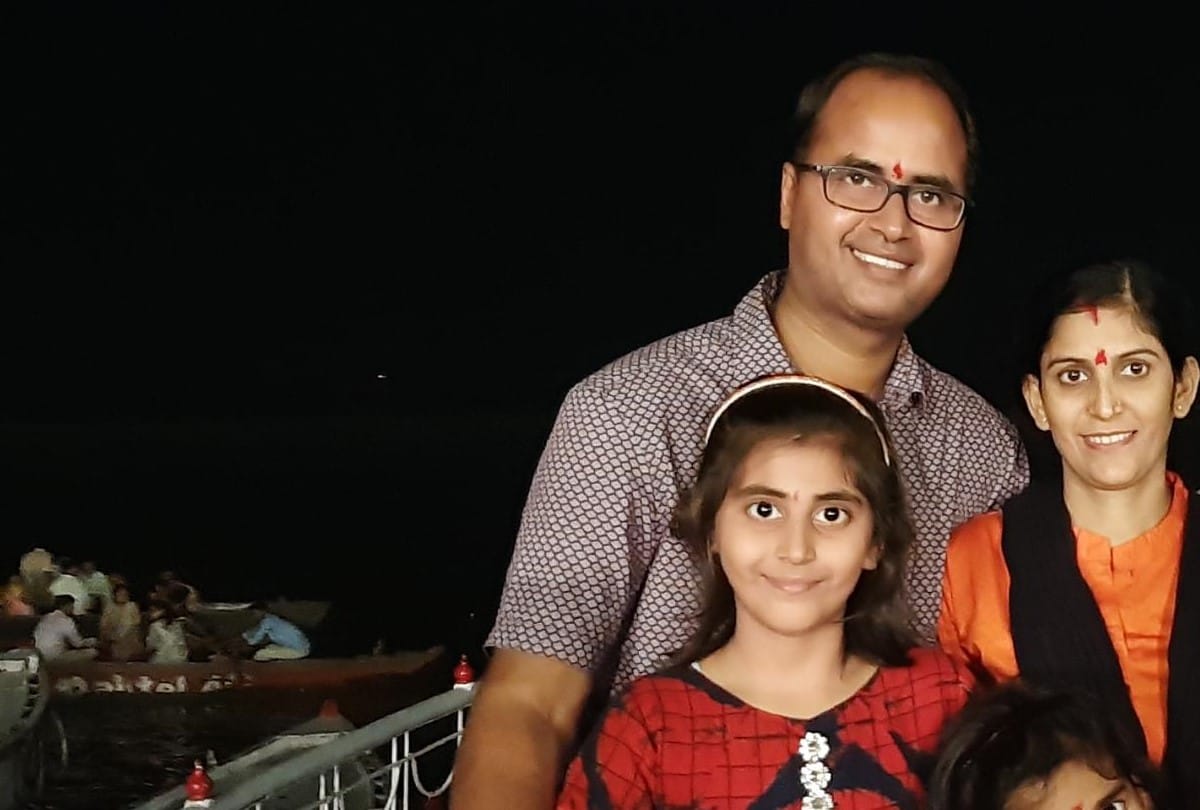 Amar Ujala campaign Selfie with daughters at work spot on National Girl Child Day prayagraj
