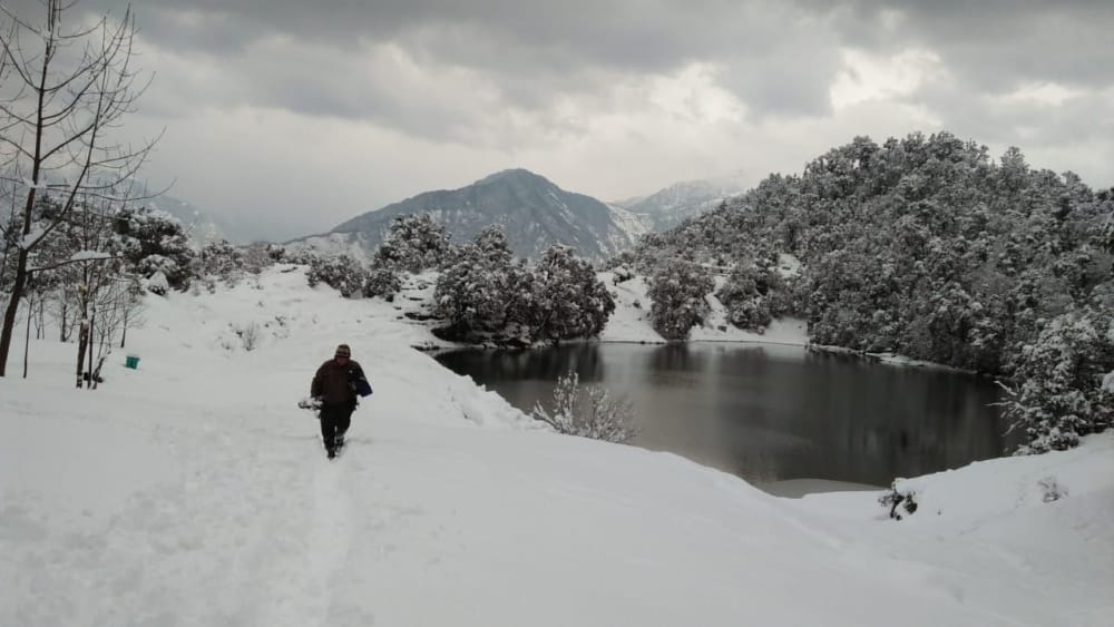 jammu-srinagar national highway closed due to fresh snowfall and landslide