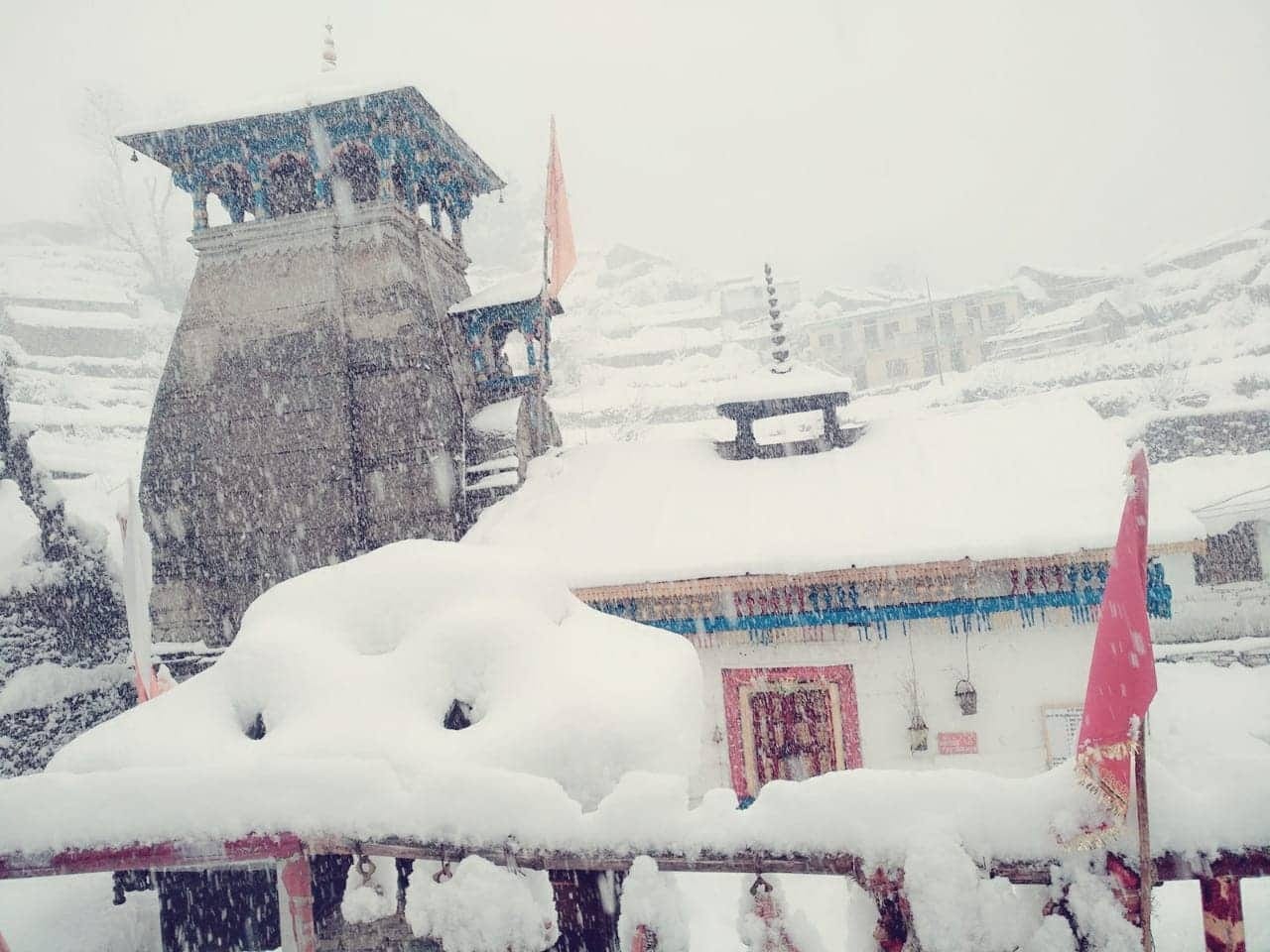 groom walk in heavy snowfall for bring bride in uttarakhand