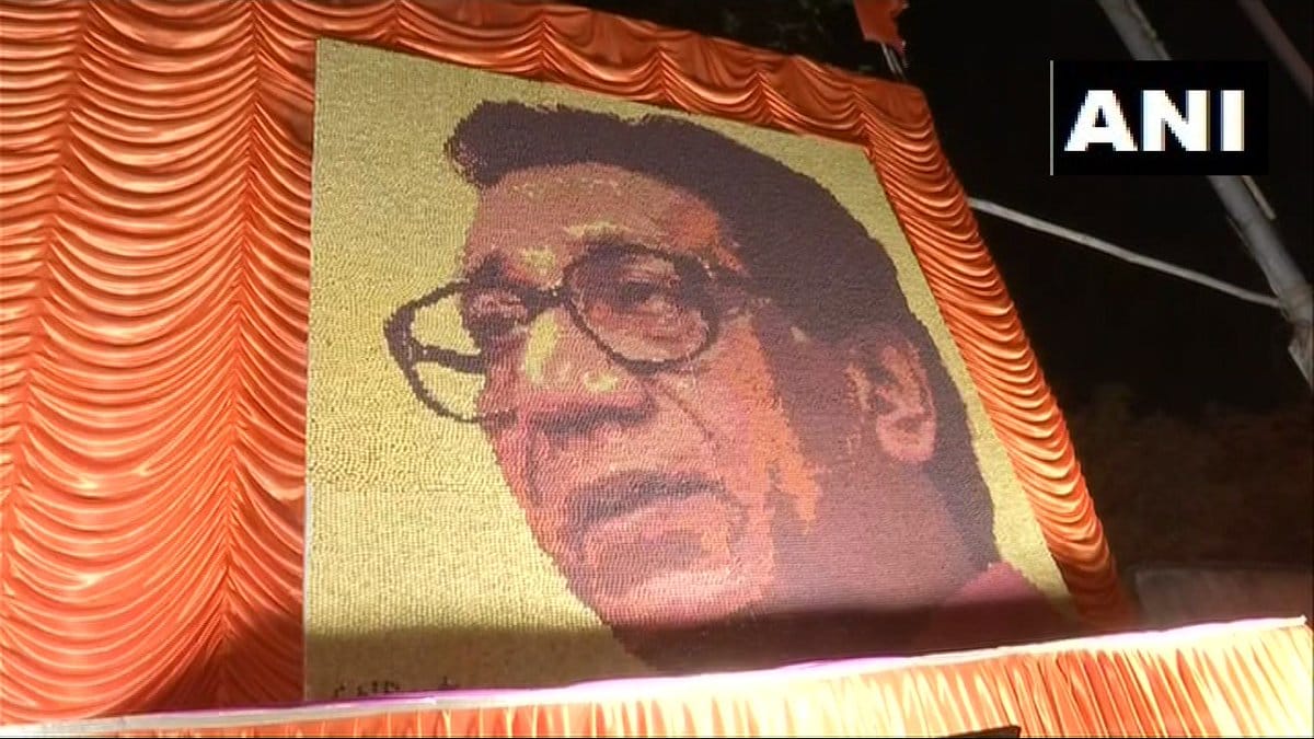 photo artist creates Bal Thackeray Picture with 33,000 Rudraksha beads before Thackeray release