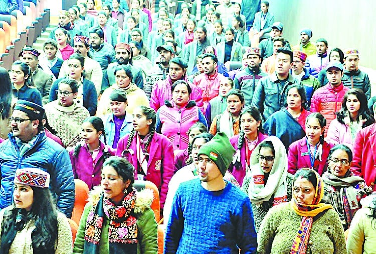 नए मतदाताओं को दिए मतदाता पहचान पत्र