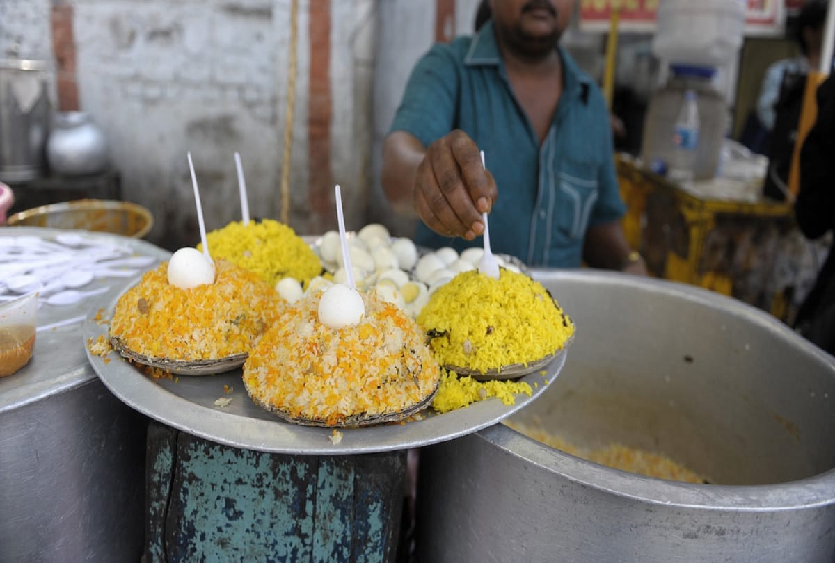 Customer did not have money after eating Biryani, shopkeeper made video man remove his clothes