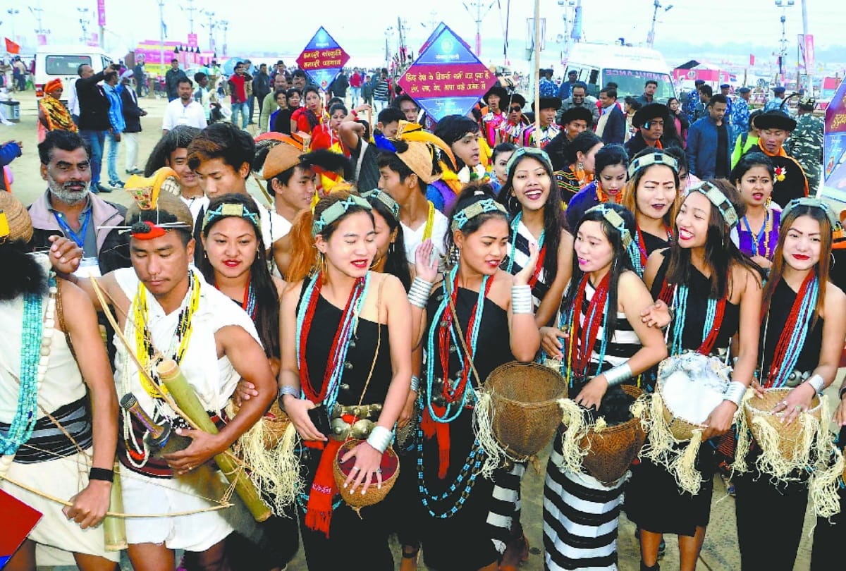 Scattered shades of folk dance, cultural stage decorating with artists, see photos in kumbh mela