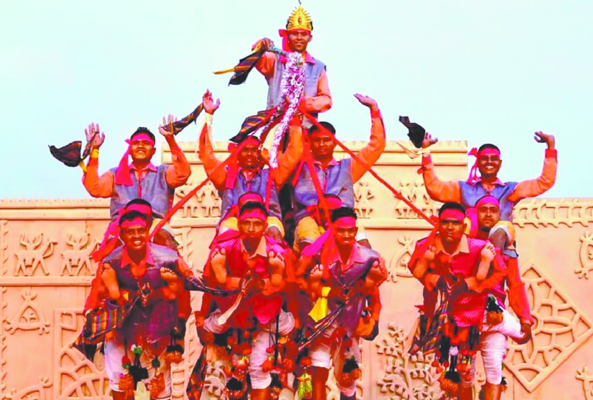 Scattered shades of folk dance, cultural stage decorating with artists, see photos in kumbh mela