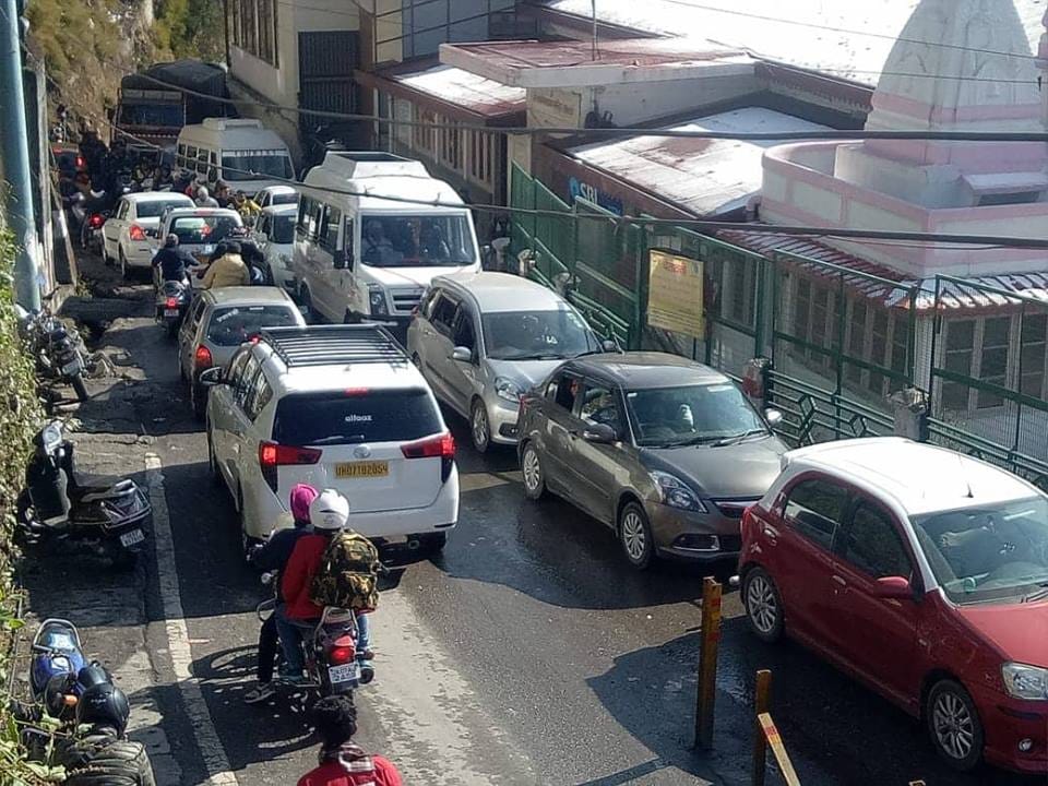 Drunken tourists Ruckus on the Mussoorie mall Road barrier Municipality Association on strike