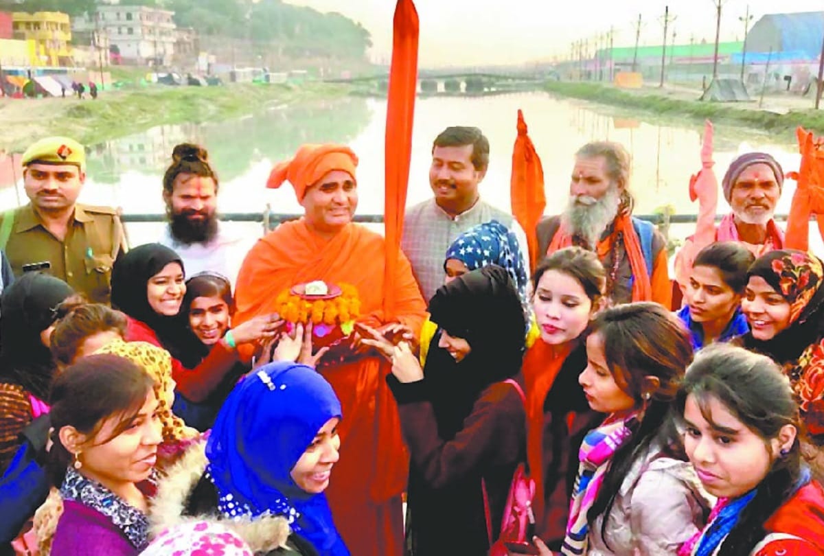 Muslim daughters handed over waters of small rivers to Kalash Shankaracharya in Maha kumbh Mela 2019