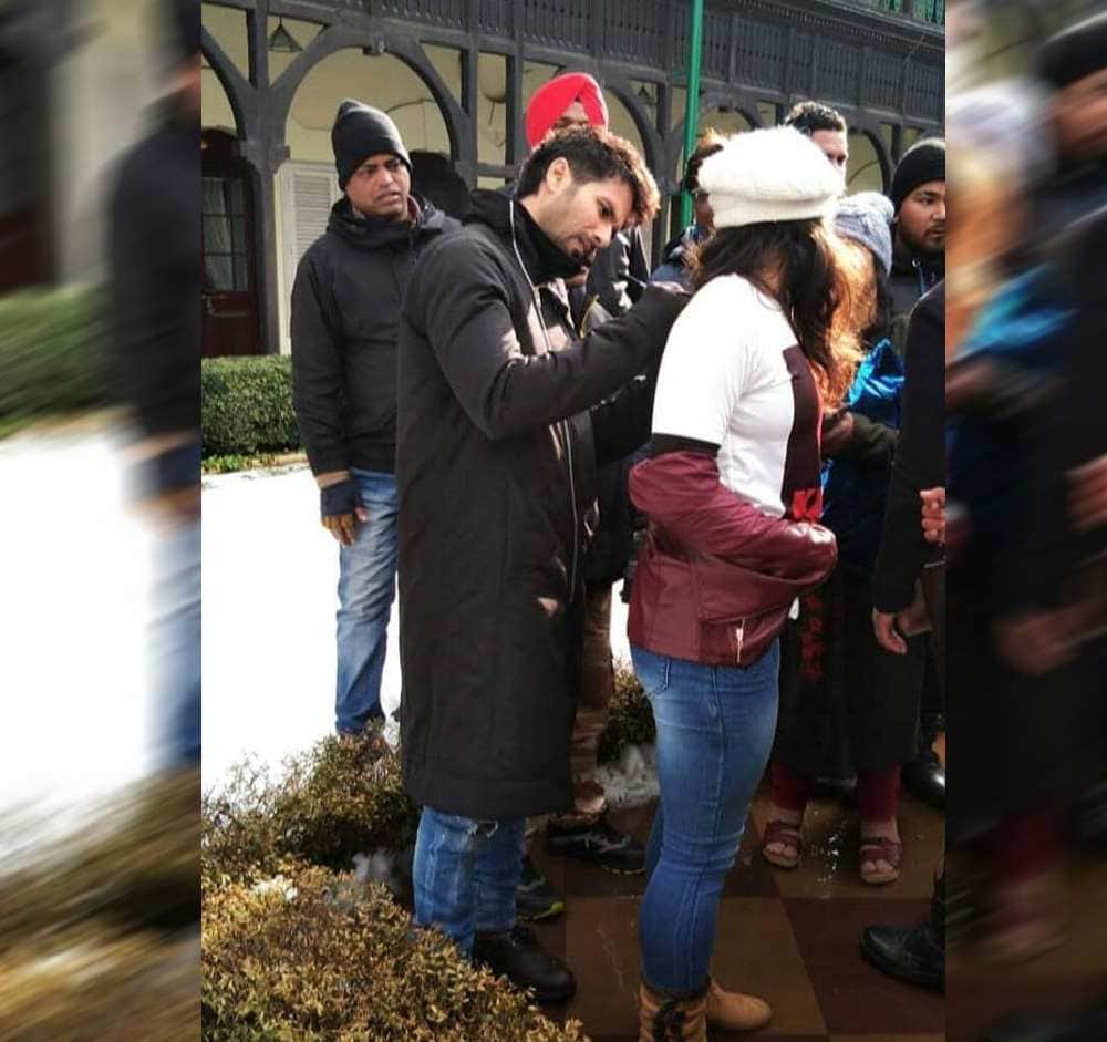 shahid kapoor female friend remove her jacket for autograph