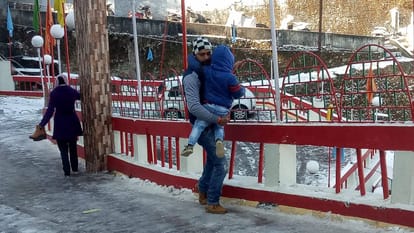 heavy snowfall in uttarakhand hilly area people facing bitter cold