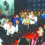फिल्म देखने के लिए इकट्ठा हुए लोग।
