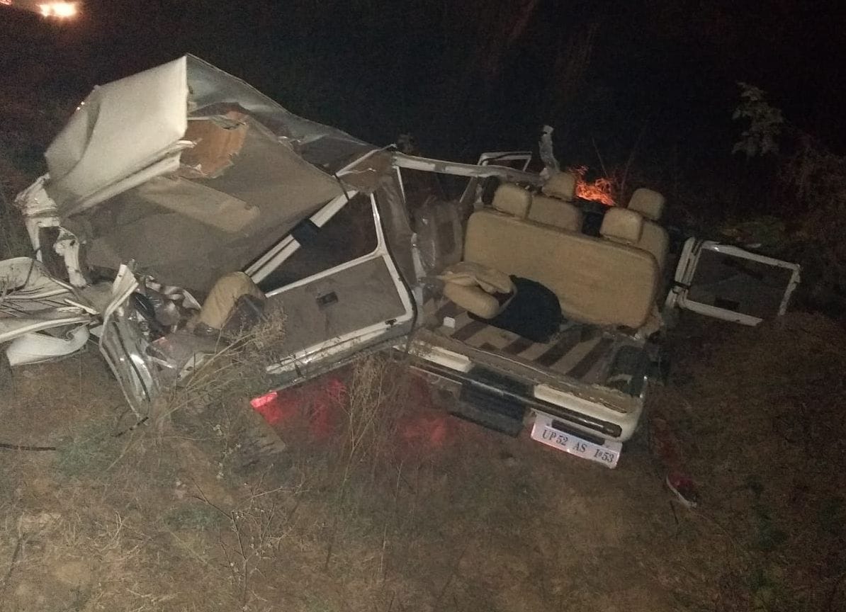 ट्राली से टकराकर बोलेरो के परखच्चे उड़े, सात घायल