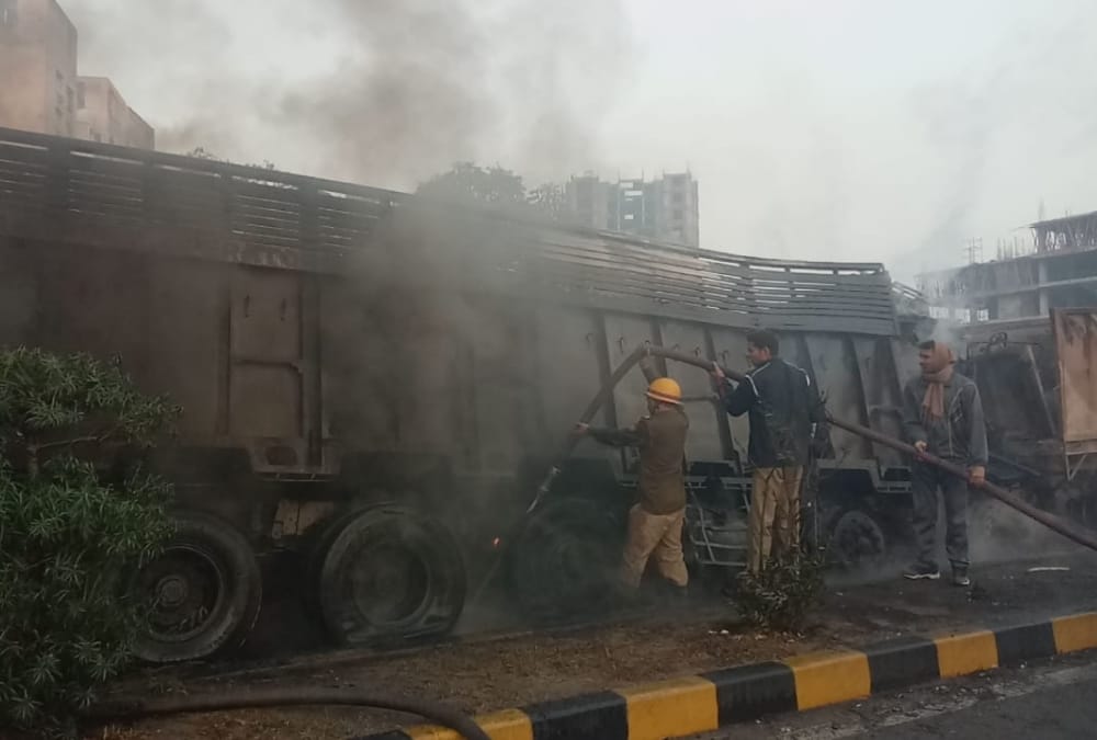 A truck caught fire after an accident in lucknow.