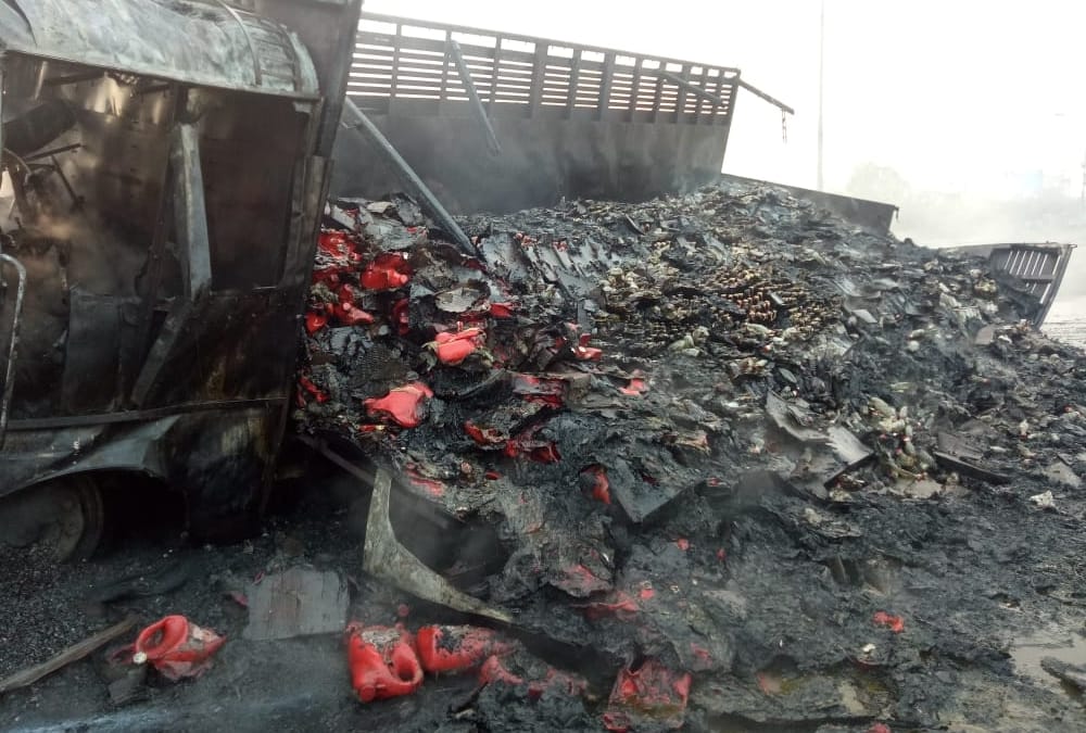 A truck caught fire after an accident in lucknow.