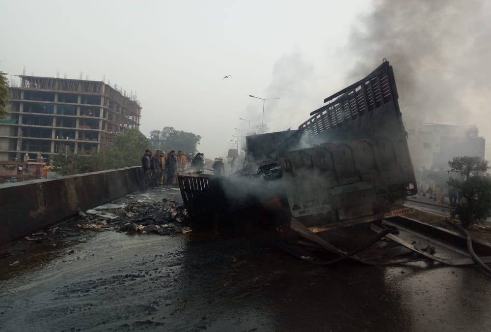 A truck caught fire after an accident in lucknow.