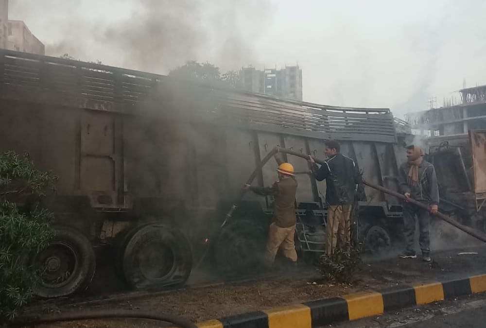 A truck caught fire after an accident in lucknow.