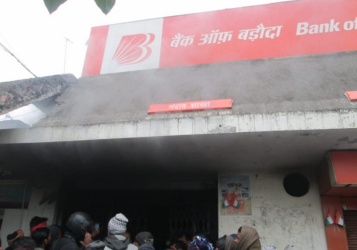 Bank of baroda burnt by shot circuit in azamgarh