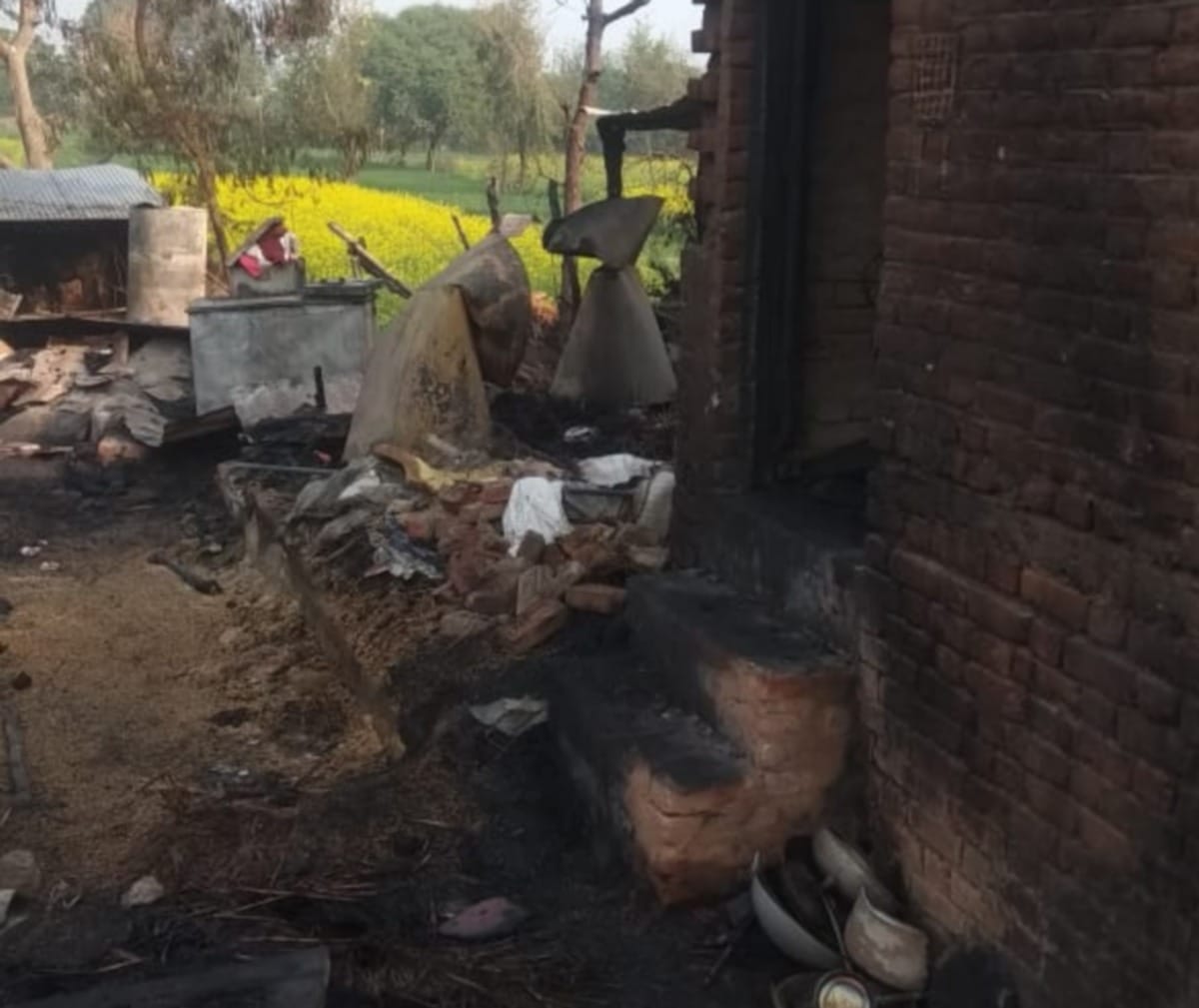 Child died in fire at Ballia and six huts burnt