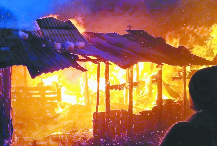 चार खोखों में लगी आग, चार परिवार बेघर
