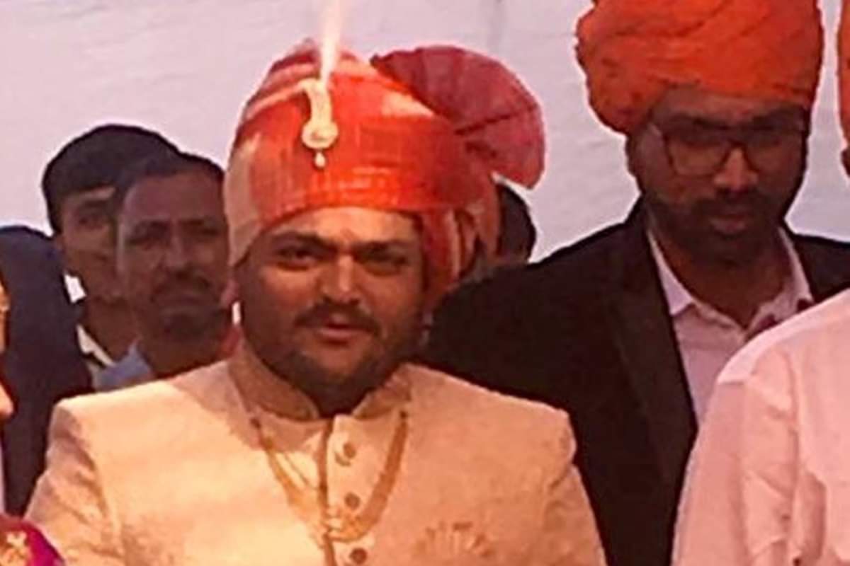Hardik Patel tied knot with his childhood friend Kinjal Parikh in a simple ceremony