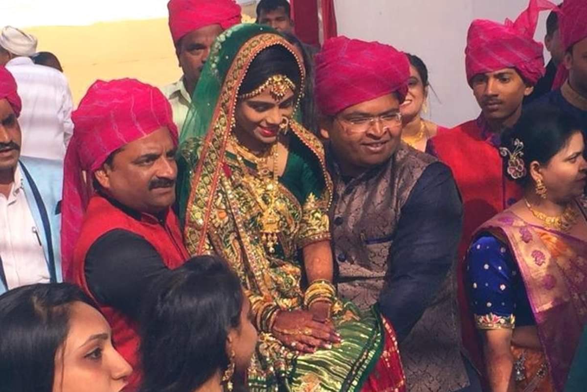 Hardik Patel tied knot with his childhood friend Kinjal Parikh in a simple ceremony