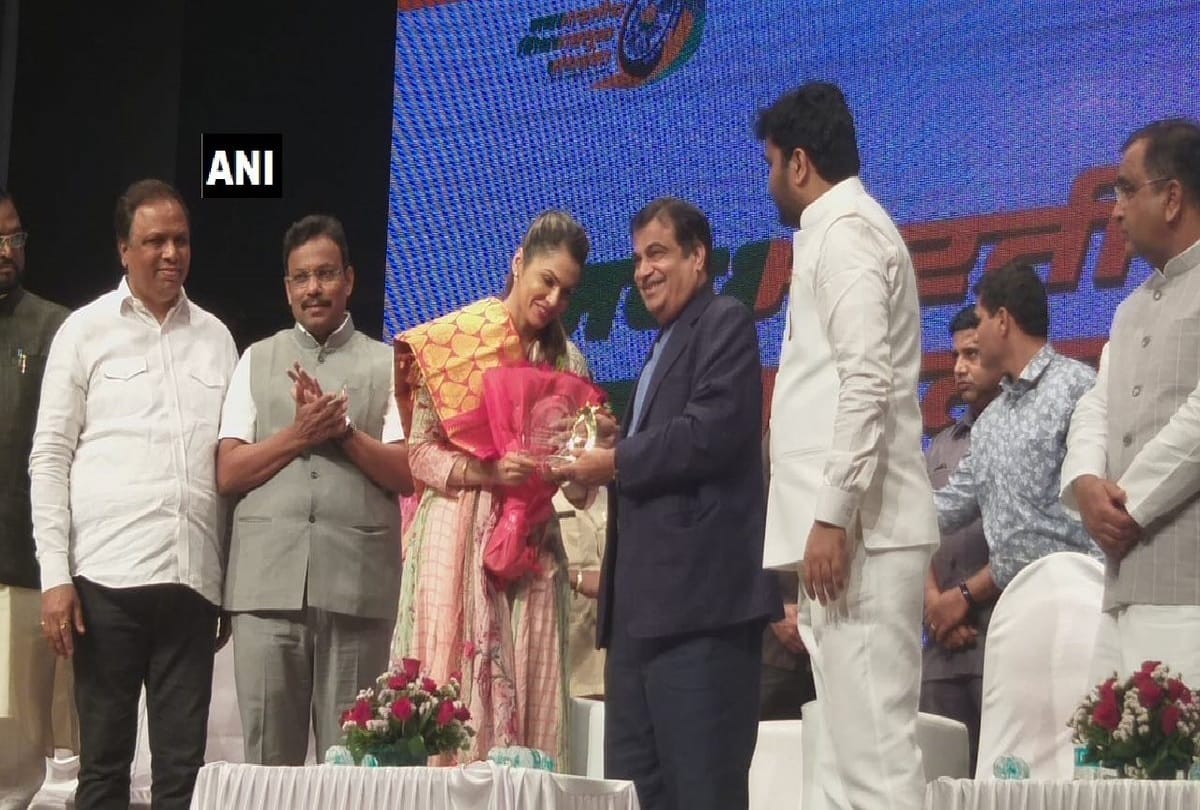 Actor Isha Koppikar joins bjp in presence of Union Transport Minister Nitin Gadkari