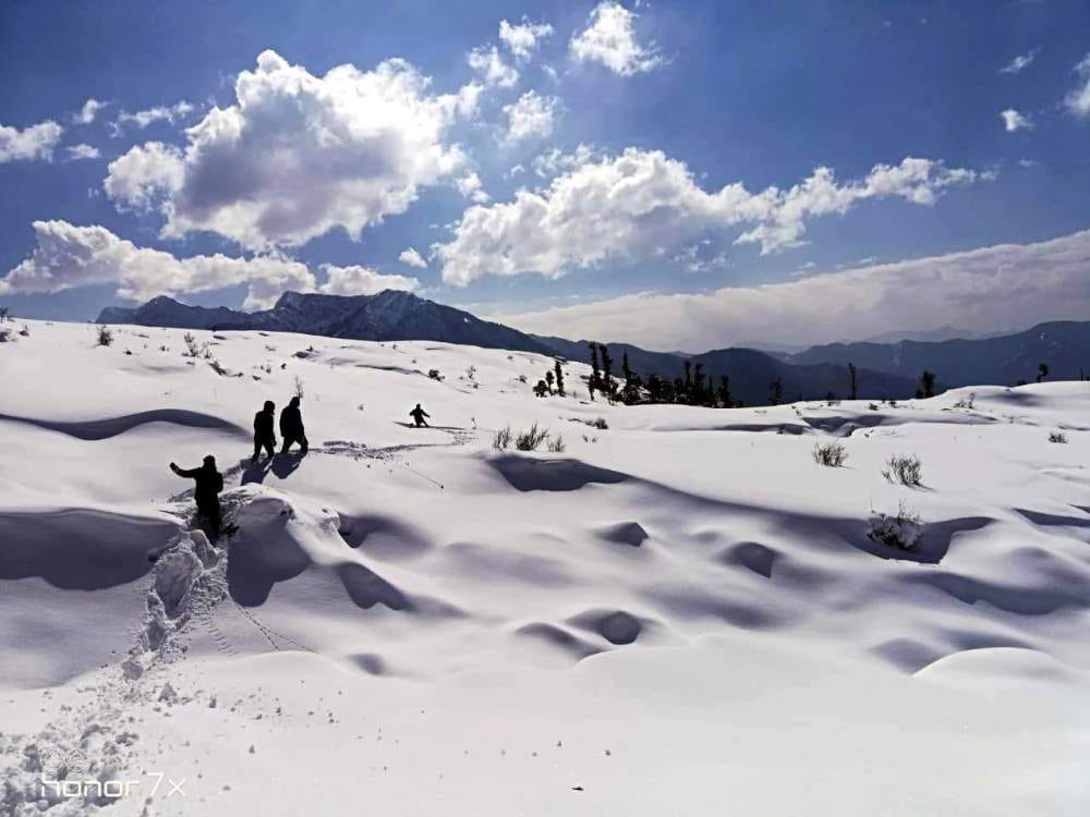 Chamoli: Vehicles of tourists stuck on Auli road for the second day, vehicles are unable to move on frozen snow