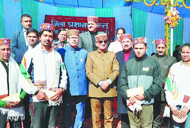 उत्कृष्ट कार्य के लिए कर्मचारी, खिलाड़ी किए सम्मानित