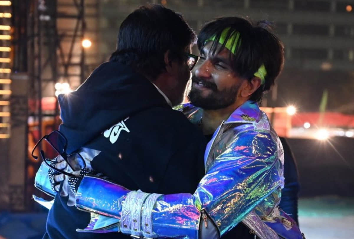amitabh bachchan tight hug to ranveen singh in mumbai police event