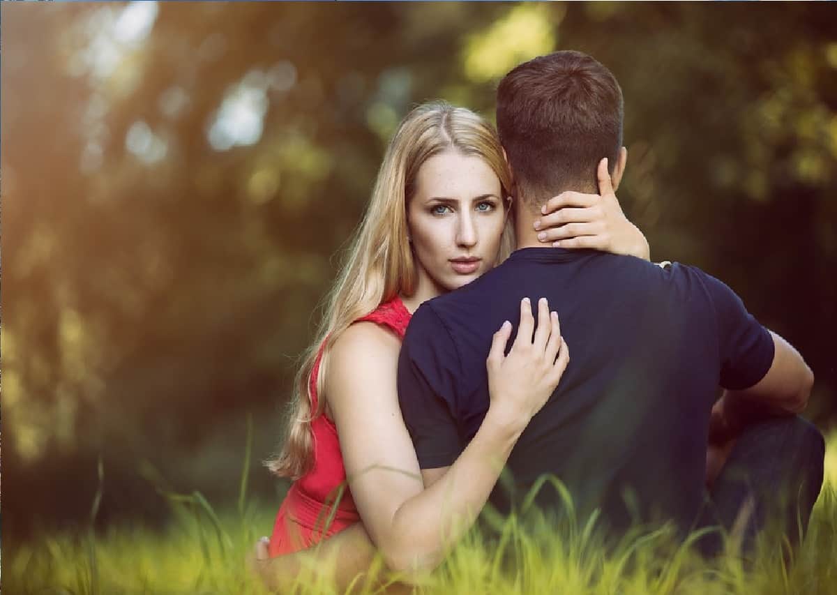 6 signs tell your partner is cheating on you
