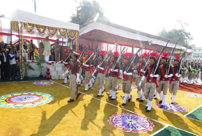 परेड की सलामी लेते कैबिनेट मंत्री लक्ष्मी नारायण चौधरी